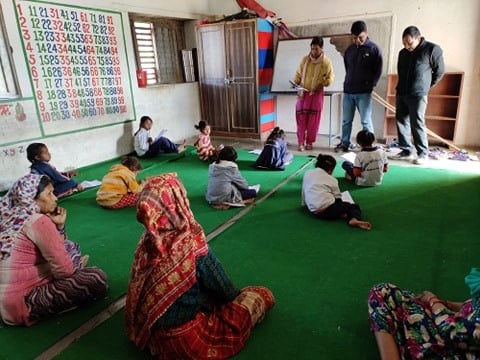 जब कक्षा कोठामा अभिभावकहरुले छोराछोरीसंगै पढे