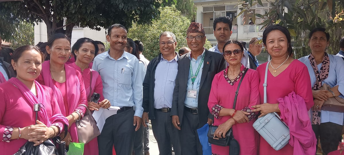 काठमाडौँ महानगरका शिक्षक–कर्मचारीबाट सडकमै हाजिर