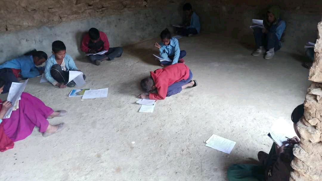 डेस्क र बेञ्च नभएका विद्यालय, भूईँमै राखेर लेख्छन् विद्यार्थी