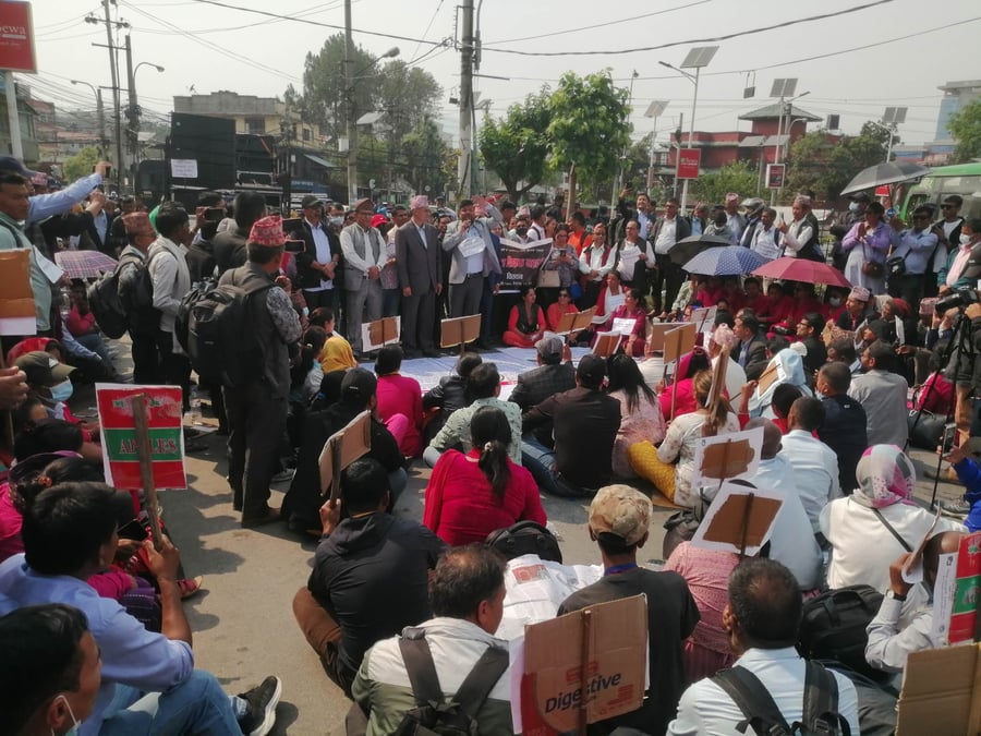 सदनमा आफ्ना माग प्रस्तुत गर्न विद्यालय कर्मचारीको अनुरोध