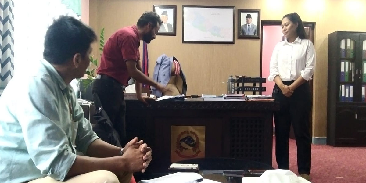 माइतीघर मण्डलामा उभिएर एकल धर्ना दिइरहेका विद्यार्थी र मन्त्रीको वार्ता निष्कर्ष विहीन