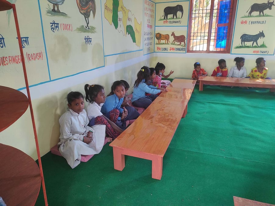 खुला चौरमा बसेर पढ्न बाध्य छन् जुम्लाका विद्यार्थी