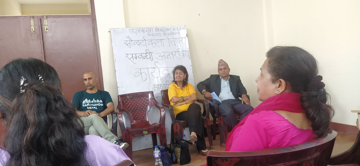 सौन्दर्यकला विषय पठनपाठन गराउँदै पद्यकन्या मावि