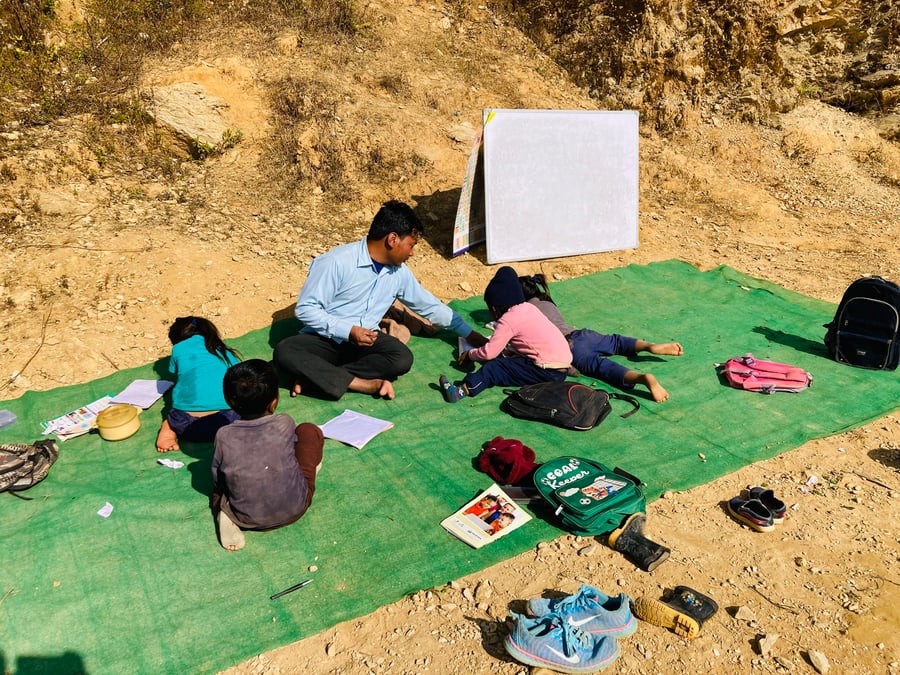 बाढी पीडित विद्यालयका बालबालिका खुला आकाशमुनि पढ्न बाध्य