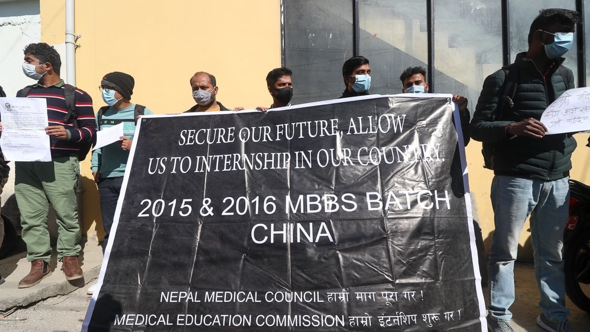 चीनमा एमबीबीएस गरेका विद्यार्थीले इन्टर्नसीप गर्न पाउनु पर्ने माग गर्दै प्रदर्शन