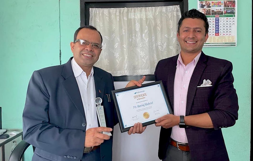 इडियुसञ्जाल महिना व्यक्तित्वद्वारा महानिर्देशक खकुरेल सम्मानित