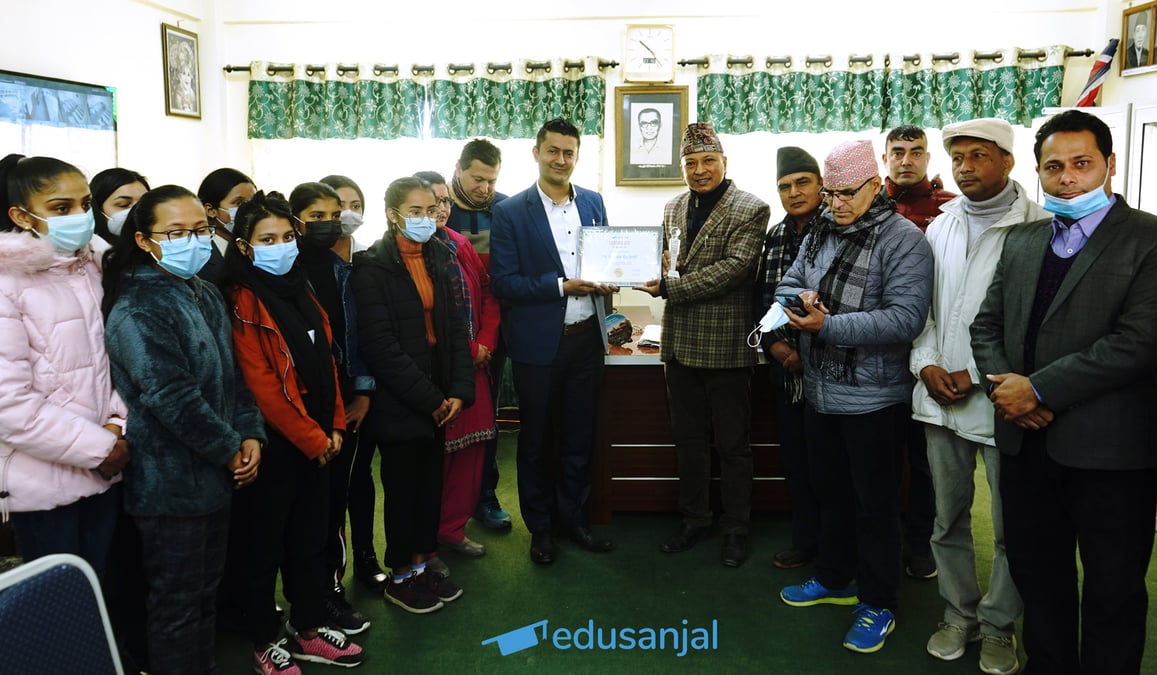 इडियुसञ्जाल महिनाको व्यक्तित्वद्वारा हेरम्बराज कँडेल सम्मानित