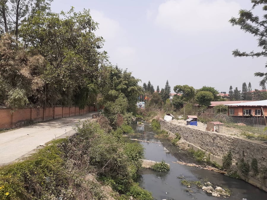 मन्त्रीको स्कुलले गर्यो खोला अतिक्रमण