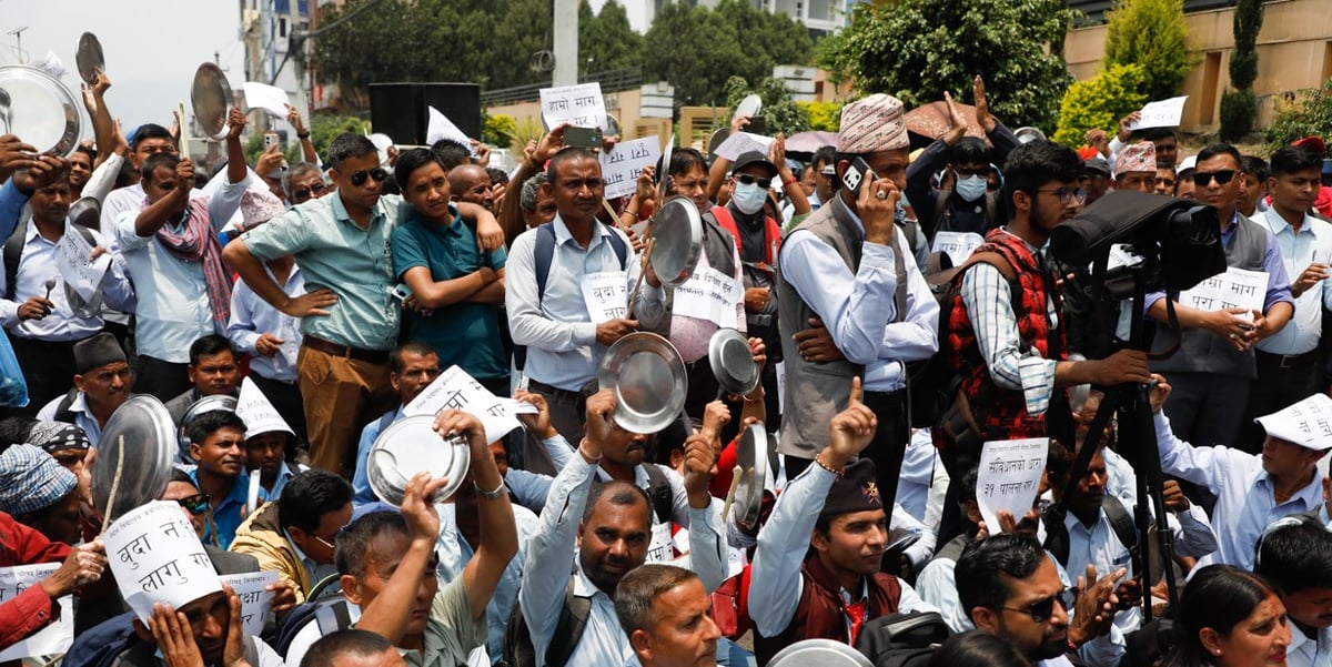 बानेश्वरमा विद्यालय कर्मचारीले थाल ठटाए