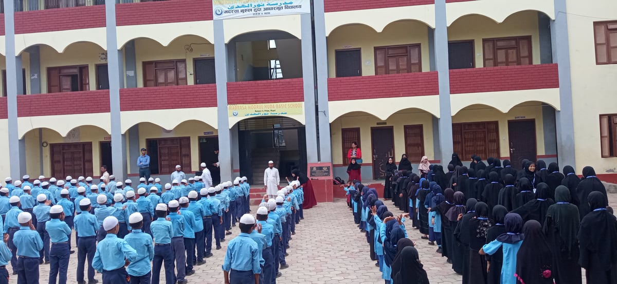 दिनियाँत, कुरानदेखि कम्प्युटर विज्ञान पढाउँदै नुरुल हुँदा आधारभूत विद्यालय