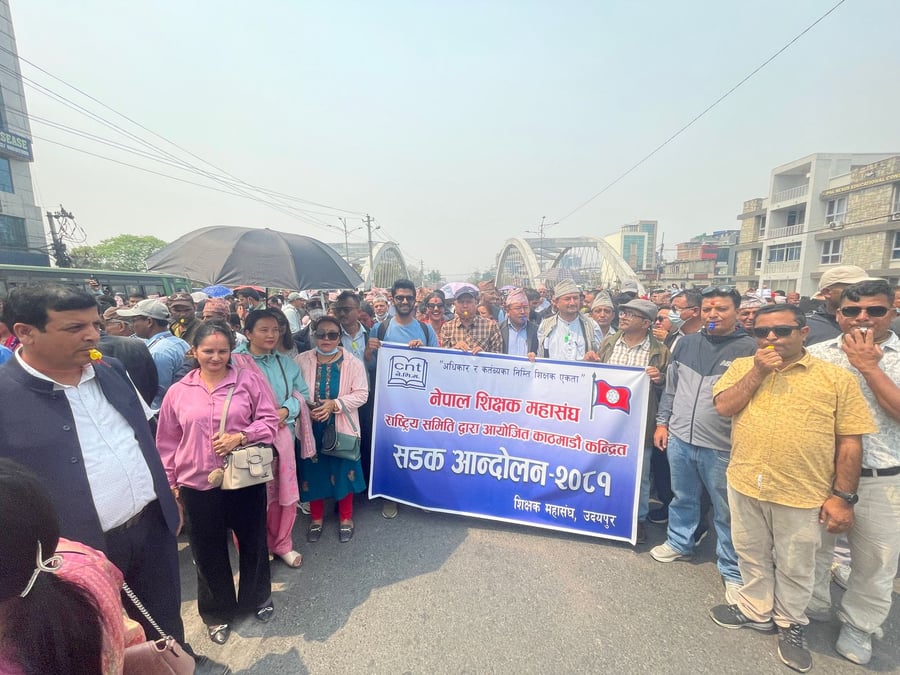 शिक्षकको शान्तिपूर्ण आन्दोलन जारी